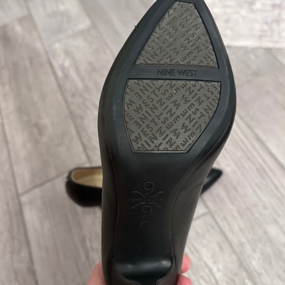 Black Leather Pumps Size 8 LIKE NEW - Picture 1 of 5